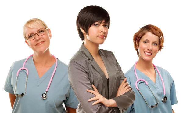 Молодая смешанная расовая женщина с врачами и медсестрами позади — стоковое фото