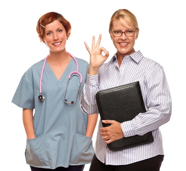 Деловая женщина делает хорошо подписать руку с врачом или медсестрой — стоковое фото