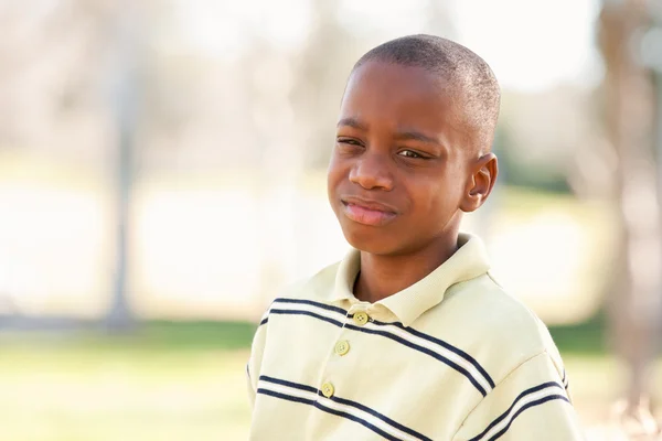 Junger afrikanischer amerikanischer Junge spielt im Park — Stockfoto