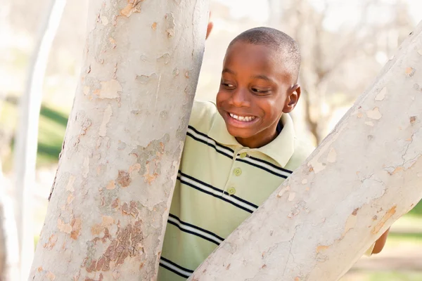 Jeune garçon afro-américain jouant dans le parc — Photo