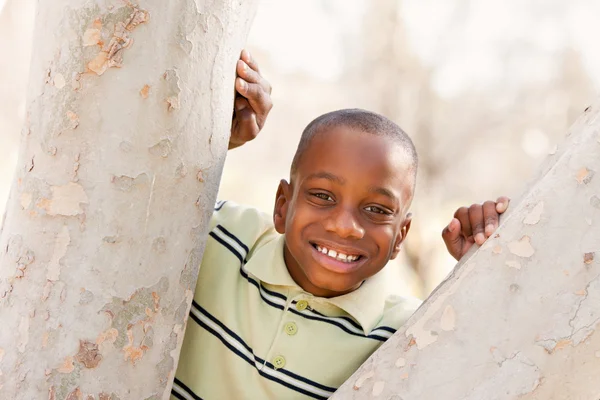 Jeune garçon afro-américain jouant dans le parc — Photo