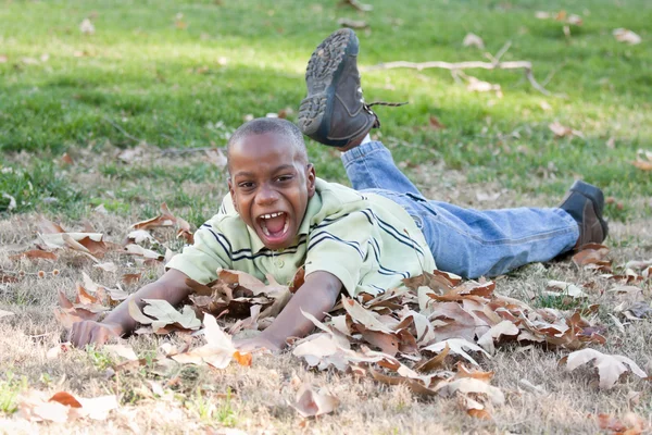 Junger afrikanischer amerikanischer Junge spielt im Park — Stockfoto