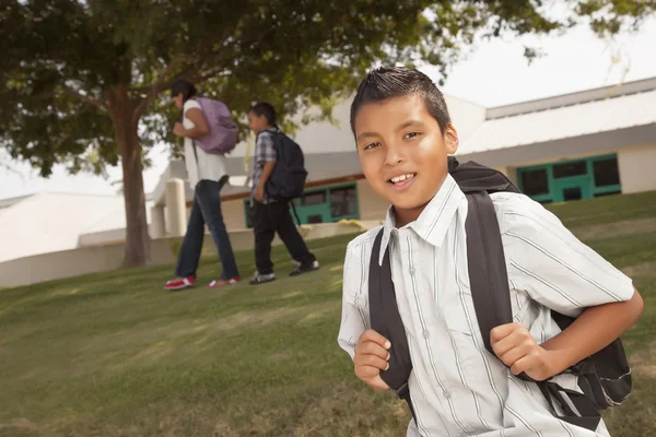 快乐的年轻的西班牙裔美国人的孩子的准备去上学 — 图库照片