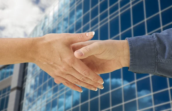 Man and Woman Shaking Hands In Front of Building — Stock Photo, Image