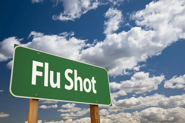 Grippe schoss auf grünes Verkehrsschild — Stockfoto