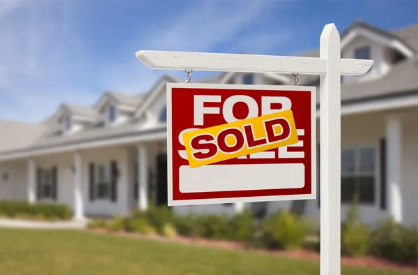 不動産の売却の記号と家 — ストック写真
