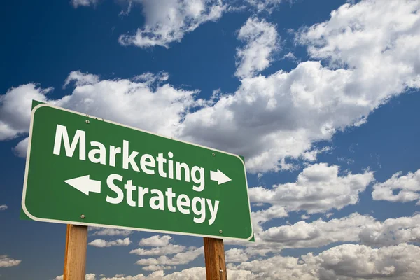 마케팅, 전략 구름에 녹색도로 표지판 — 스톡 사진