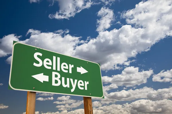 Seller, Buyer Green Road Sign Over Clouds — Stock Photo, Image