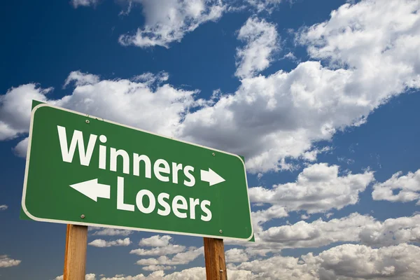 Winnaars, verliezers groene verkeersbord over wolken — Stockfoto