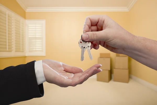 Consegna delle chiavi della casa all'interno della stanza vuota — Foto Stock