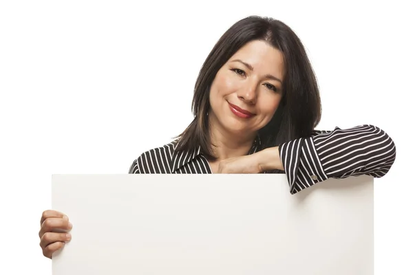 Atractiva mujer de raza mixta sosteniendo un signo blanco en blanco — Foto de Stock