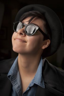 güneş gözlüğü takmış etnik karışık kız