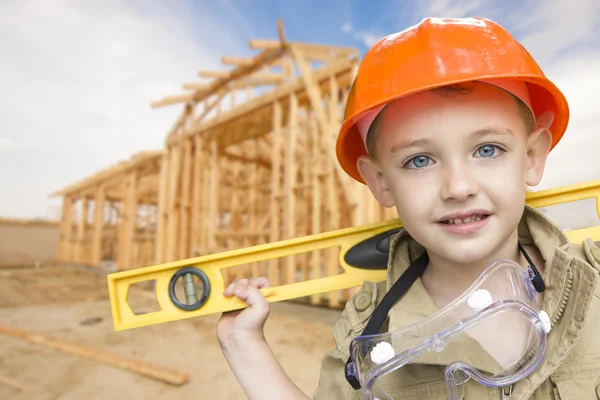 Barn pojke utklädd till handyman framför huset inramning — Stockfoto