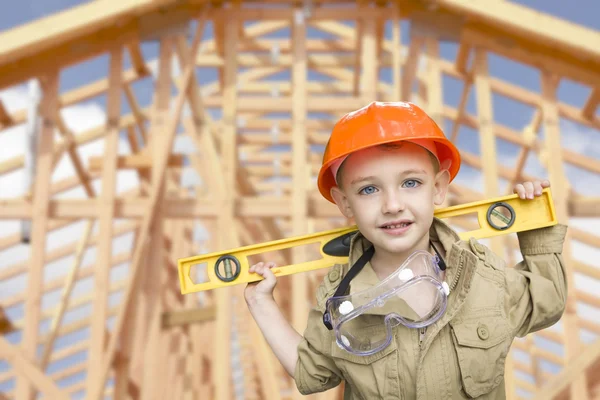 Niño niño vestido como Handyman en frente de la casa marco —  Fotos de Stock