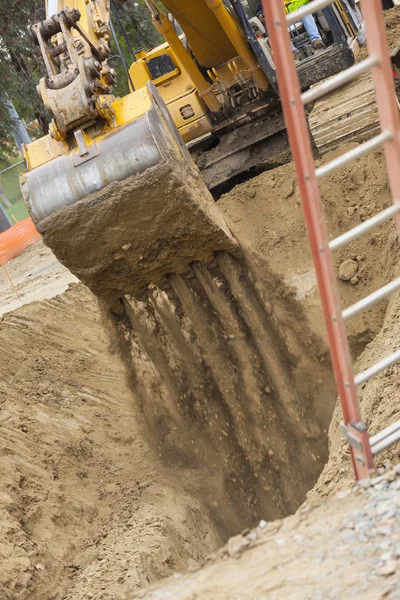Trator escavadeira cavar uma trincheira — Fotografia de Stock
