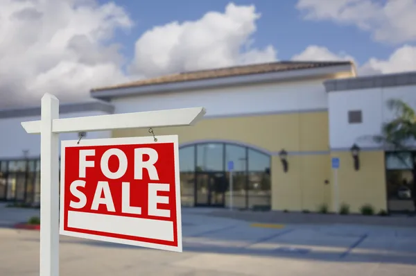 Vacant retail gebouw met voor verkoop onroerend goed teken — Stockfoto