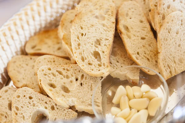 Bandeja de pan de masa fresca con dientes de ajo — Foto de Stock