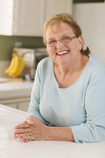 Mutfakta güzel kıdemli yetişkin kadın portresi — Stok fotoğraf