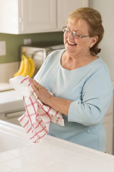 キッチンのシンクでボウルを乾燥年配の大人女性 — ストック写真