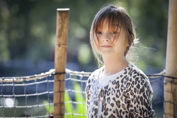 Malé dítě dívka portrét venku — Stock fotografie