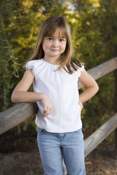 Jong kind meisje portret buiten — Stockfoto