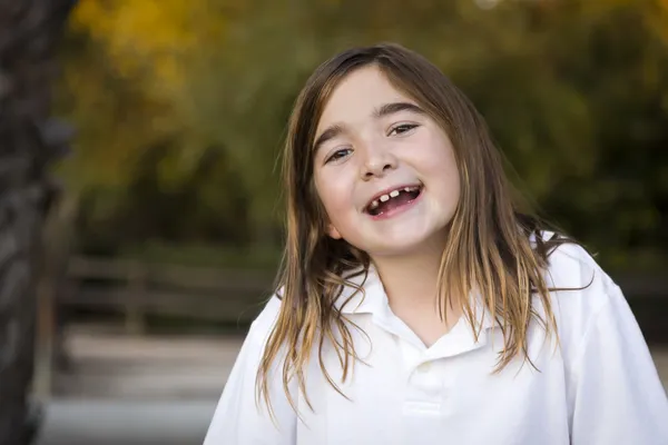 外の若い子少女の肖像画 — ストック写真