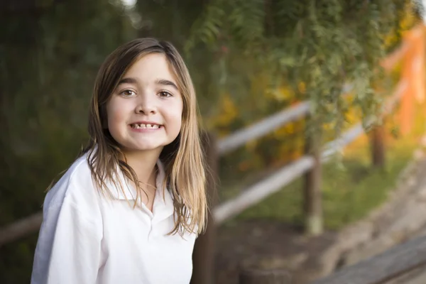 Jovem criança menina retrato fora — Fotografia de Stock