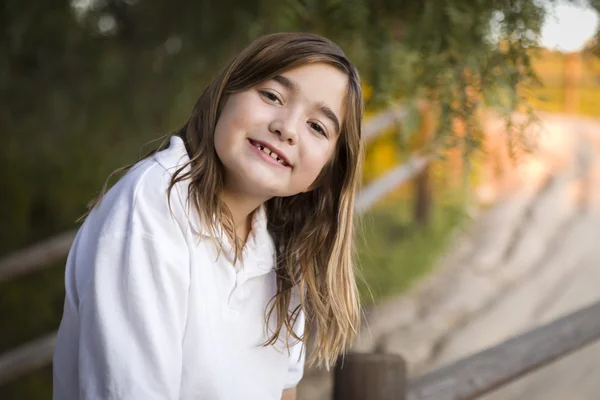 Jong kind meisje portret buiten — Stockfoto