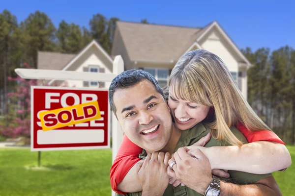 Пара в передней части продаются Знак и дом недвижимости — стоковое фото