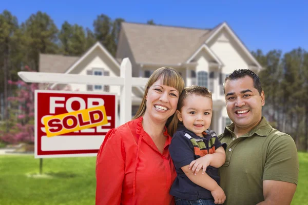 Aile satılan gayrimenkul işaret ve evin önünde — Stok fotoğraf