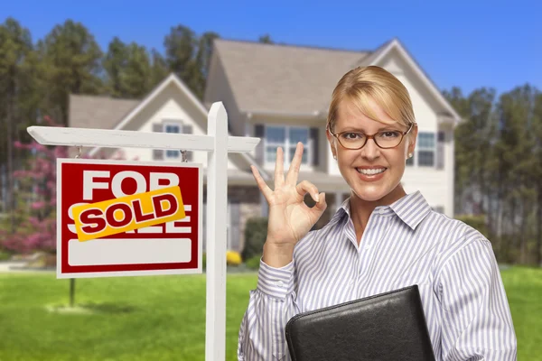 Onroerende goederenagent voor verkochte bord en huis — Stockfoto