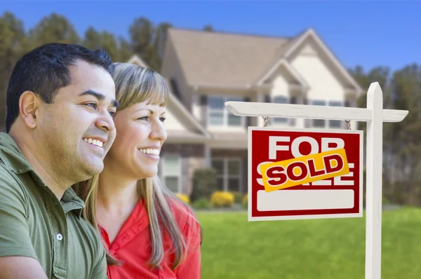 Paar voor verkocht onroerend goed teken en huis — Stockfoto