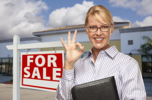 Geschäftsfrau vor Bürogebäude und Verkaufsschild — Stockfoto