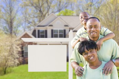 Afro-Amerikan ailesinin önünde boş gayrimenkul işareti ve h