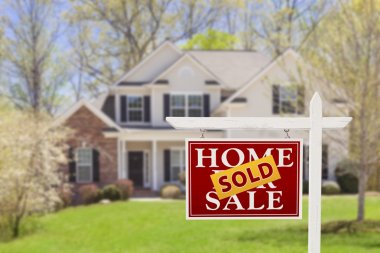 Satılık Emlak işareti ve ev için satılan ev