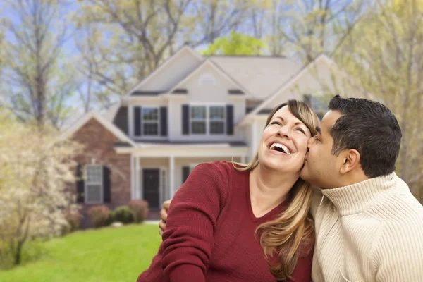 Pareja feliz carrera mixta en frente de la casa — Foto de Stock