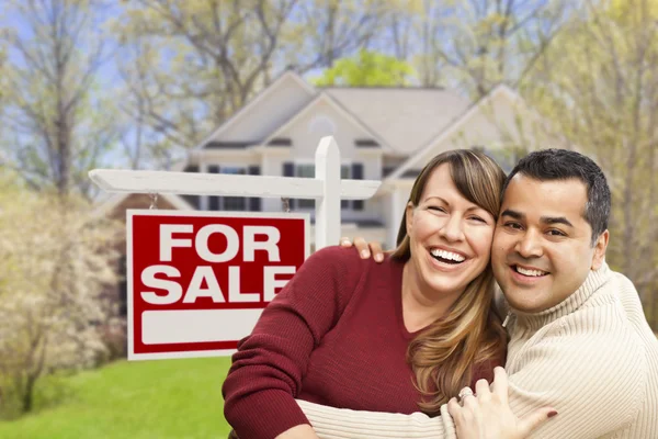 Couple devant à vendre signe et maison — Photo
