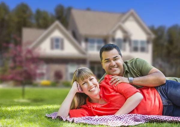 Pareja feliz carrera mixta en frente de la casa —  Fotos de Stock