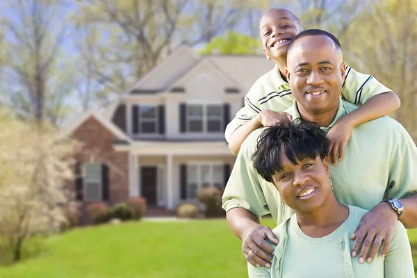 Familia afroamericana frente a hermosa casa Fotos De Stock Sin Royalties Gratis