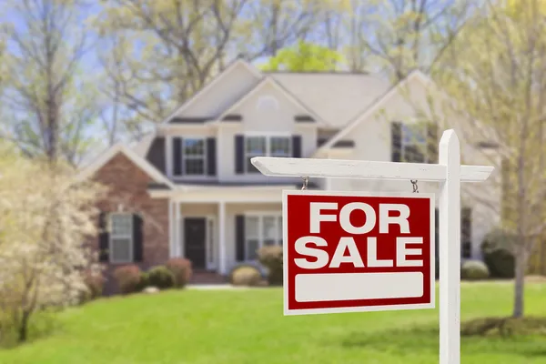 Hem för försäljning fastigheter tecken och hus — Stockfoto