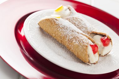 iki lezzetli cannoli plaka üzerinde