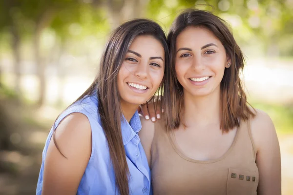Портрет двух смешанных расовых сестёр-близнецов — стоковое фото