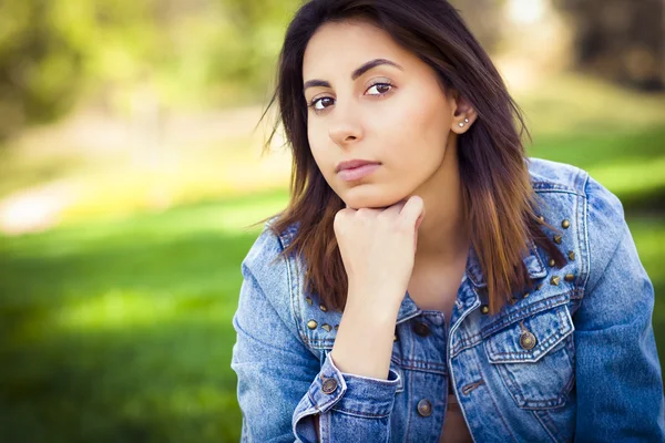 Hermosa mujer joven raza mixta — Foto de Stock