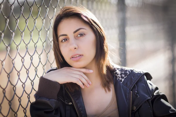 Mooi gemengd ras jonge vrouw — Stockfoto