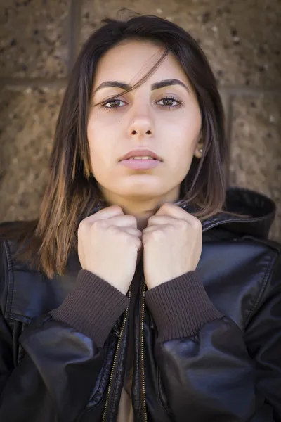 Schöne junge Frau mit gemischter Rasse — Stockfoto