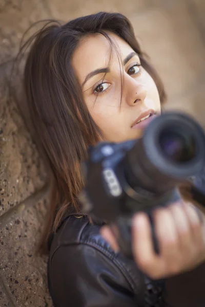 Raça mista Jovem Adulto Feminino Fotógrafo Segurando Câmera — Fotografia de Stock