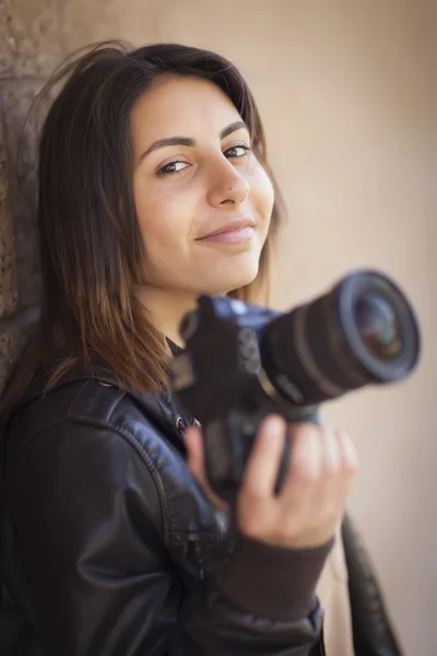 Gemengd ras jonge volwassen vrouwelijke fotograaf vasthouden van camera — Stockfoto