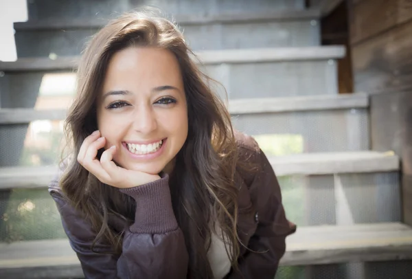 Gemengd ras jonge volwassen vrouw portret op trap — Stockfoto