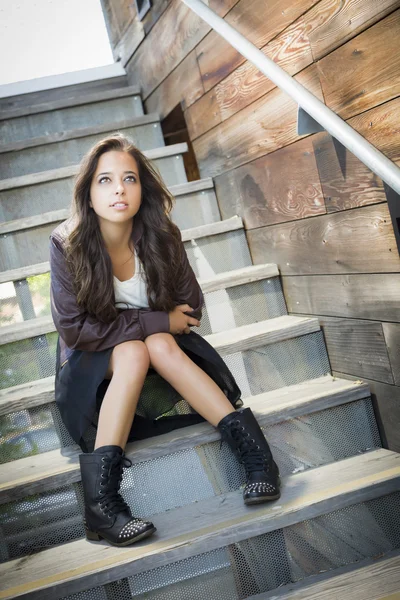 Gemengd ras jonge volwassen vrouw portret op trap — Stockfoto