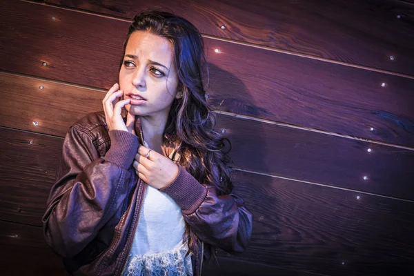 Frightened Pretty Young Woman in Dark Walkway at Night — Stock Photo, Image